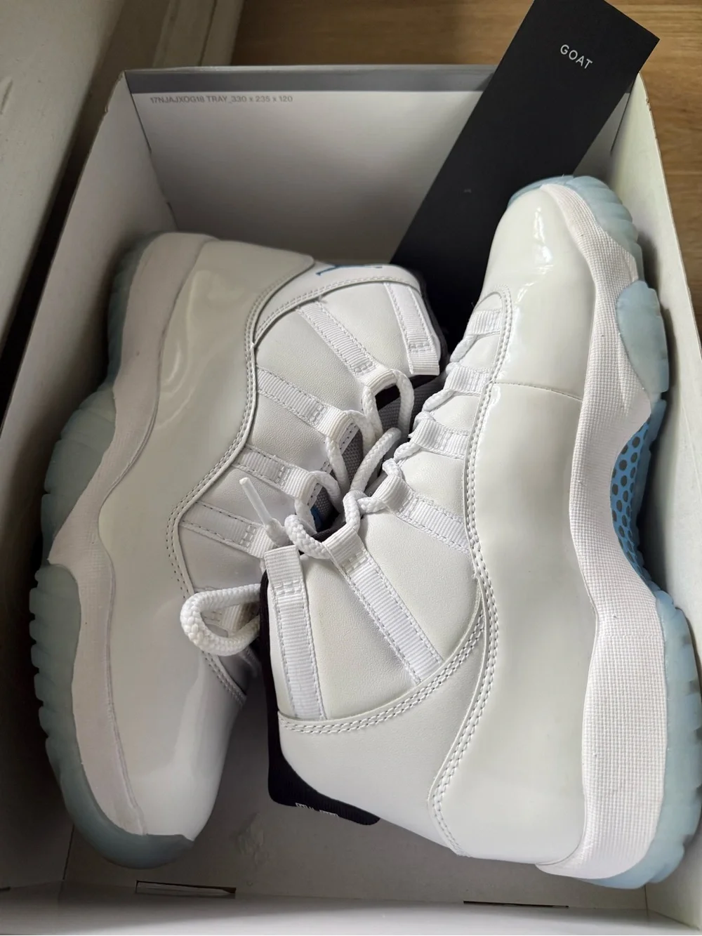 Jordan Air Jordan 11 Retro Box — White and Blue